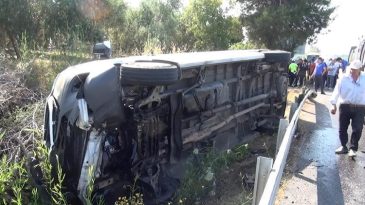 Antalya’da Tur Minibüsü Devrildi: 5 Yaralı, Şoför Kaçtı