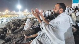 Arafat’ta Eller Semaya Açılıyor