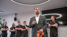Arda Turan, Shakhtar Donetsk’te Futbolcularla Buluştu