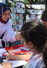 Ayasofya'da &Ouml;ğrenciler, Gazze Halkının Yanında "Gazze'nin Sesi Ol, Zulm&uuml; Postala"