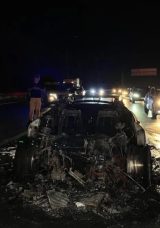Bah&ccedil;elievler'de L&uuml;ks Ara&ccedil; Yangını! Otomobil Kullanılamaz Hale Geldi