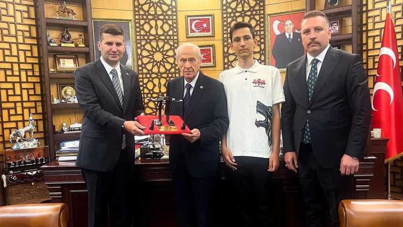Bahçeli’ye TÜRKHAN İHA prototipi hediye edildi