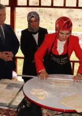 Bakan Göktaş, Erzincan’da Hamur Açtı ve Gözleme Hazırladı