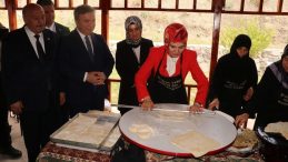 Bakan Göktaş, Erzincan’da Hamur Açtı ve Gözleme Hazırladı