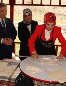Bakan Göktaş, Erzincan’da Hamur Açtı ve Gözleme Hazırladı