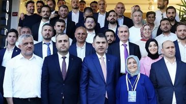 Bakan Kurum, AK Parti G&uuml;ng&ouml;ren İl&ccedil;e Başkanlığını Ziyaret Etti