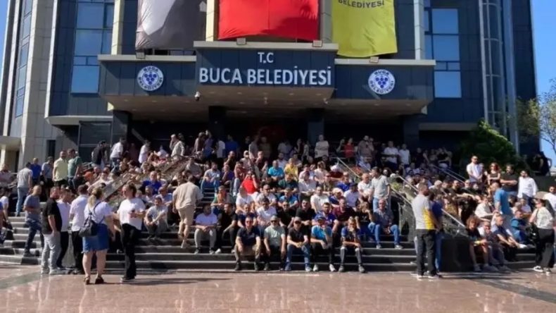 Başkan Duman, Tugay’a Özenerek Sokağa İndi: Çöp Topladı ve İşçileri Tehdit Etti