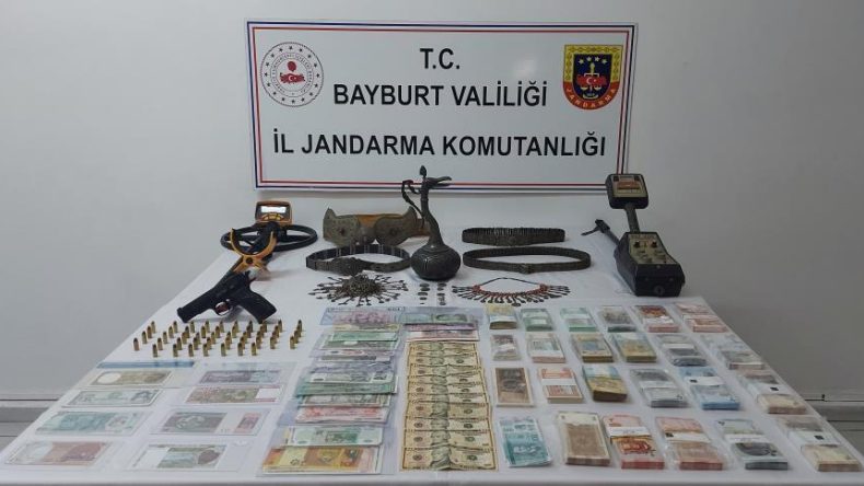 Bayburt Merkezli 13 İlde Kaçakçılık Operasyonu: Tarihi Eserler ve Sahte Paralar Ele Geçirildi