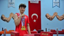 Berat, Avrupa Bilek Güreşi Şampiyonu oldu