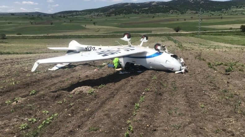 Bilecik’te Eğitim Uçağı Zorunlu İniş Yaptı! Pilot Yaralandı