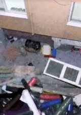 Binanın bodrum katındaki kumaş deposunun yıkılan duvarı korkuttu