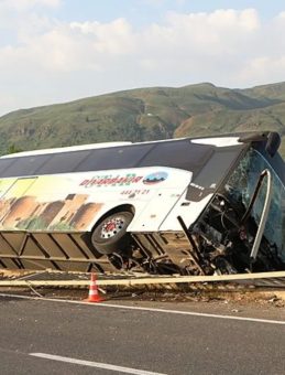 Bingöl’de Yolcu Otobüsünün Devrilmesi: 3 Yaralı