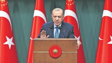Birbirlerini Övenler Gırtlak Gırtlağa