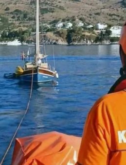 Bodrum’da Arızalanan Teknedeki İki Kişi Kurtarıldı