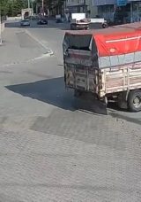 A&ccedil;ık Kamyonet Kasası Nisanur'un Hayatına Mal Oldu: Kazanın G&uuml;venlik Kamerasına Yansıyan Detayları!