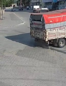Açık Kamyonet Kasası Nisanur'un Hayatına Mal Oldu: Kazanın Güvenlik Kamerasına Yansıyan Detayları!