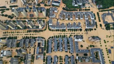&Ccedil;in&rsquo;de Alışveriş Merkezi Su Baskınına Uğradı: 50 Yılda Bir G&ouml;r&uuml;len Olay