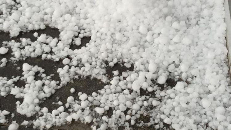 Ceviz Büyüklüğünde Dolu Yağışı! Araçlar ve Tarım Ürünleri Zarar Gördü