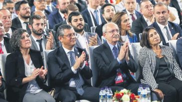 CHP'li Vekiller İsyan Bayrağını &Ccedil;ekti