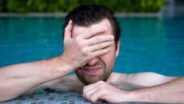 Deniz keyfi körlükle sonlanabilir! Uzmandan havuz ve deniz sonrası “dikkat” uyarısı