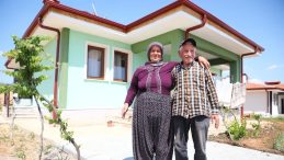 Depremzede Gülperi Teyze Yeni Köy Evine Geçti! İkinci Baharımız Başladı