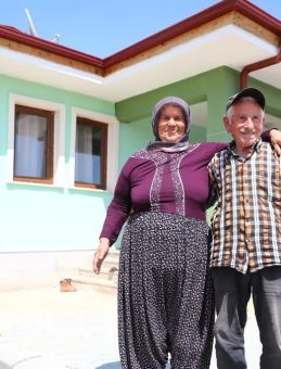 Depremzede Gülperi Teyze Yeni Köy Evine Geçti! İkinci Baharımız Başladı
