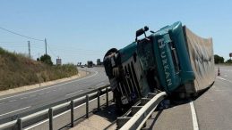 Devrilen Tırın Camından Fırlayan Sürücü Yaralı Olarak Kurtuldu