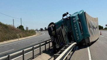 Devrilen Tırın Camından Fırlayan Sürücü Yaralı Olarak Kurtuldu