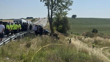 Edirne'de korkun&ccedil; kaza! Otomobil ağaca &ccedil;arptı: 2'si &ccedil;ocuk 5 kişi hayatını kaybetti