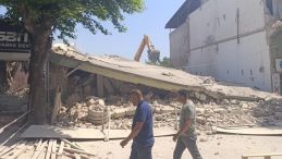 Edirne’de 2 katlı bina yıkım sırasında çöktü