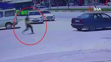 El frenini çekmeyi unuttu, aracının peşinden böyle koştu