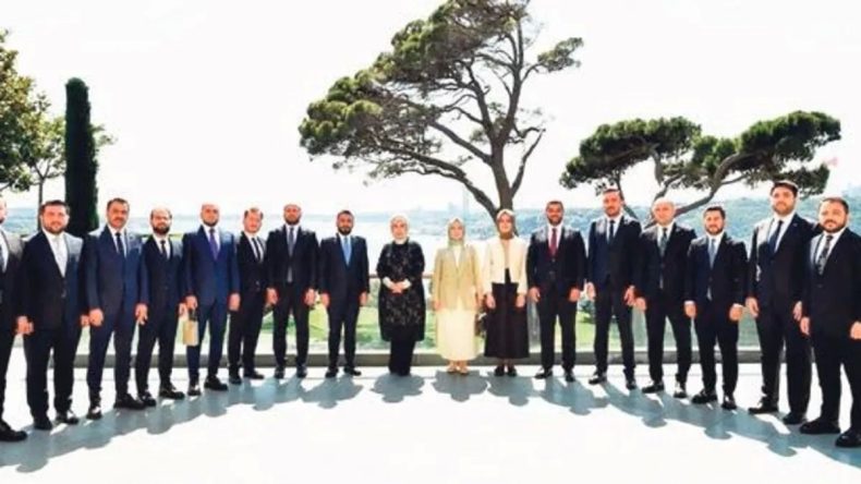 Emine Erdoğan, TÜGVA Yönetim Kurulu’yla Bir Araya Geldi