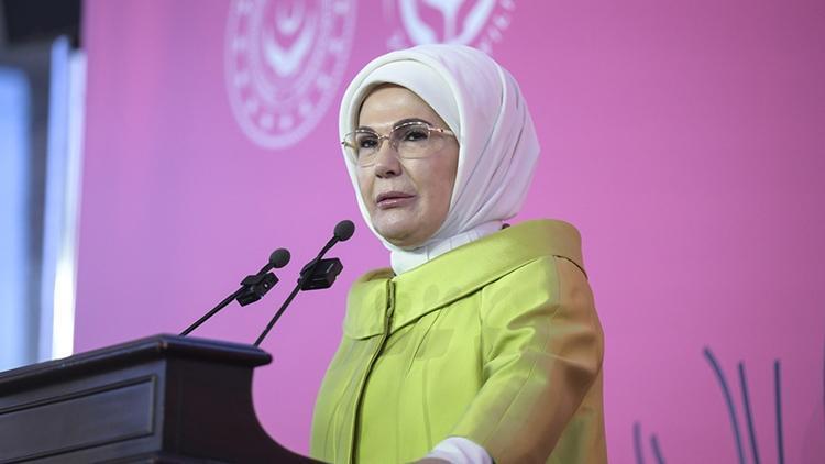 Emine Erdoğan, ‘Ulusun Annesi’ sergisinin anı defterini imzaladı