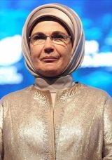 Emine Erdoğan, “Ulusun Annesi” sergisinin anı defterini imzaladı