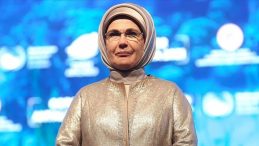Emine Erdoğan, “Ulusun Annesi” sergisinin anı defterini imzaladı
