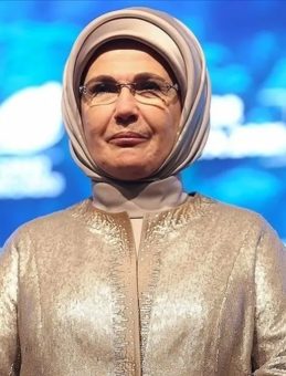 Emine Erdoğan, “Ulusun Annesi” sergisinin anı defterini imzaladı