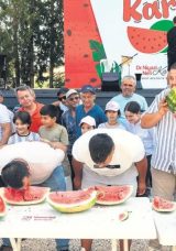 En Hızlı Karpuz Yeme Yarışması Düzenlendi
