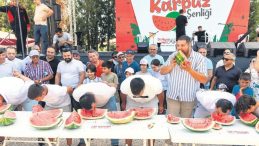 En Hızlı Karpuz Yeme Yarışması Düzenlendi