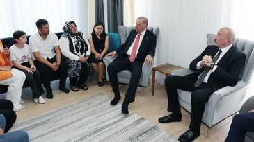 Erdoğan ve Aliyev, Kahramanmaraş’ta Depremzedeleri Ziyaret Etti