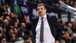 Ergin Ataman’dan Olympiakos Taraftarının Türkiye’ye Yönelik Küfürlü Tezahüratına Sert Tepki