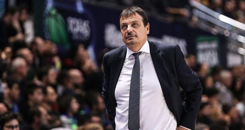 Ergin Ataman’dan Olympiakos Taraftarının Türkiye’ye Yönelik Küfürlü Tezahüratına Sert Tepki