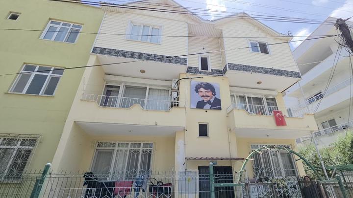 Evinin duvarına Ferdi Tayfur’un ışıklı panosunu yaptırdı