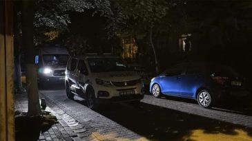 Evinin &Ouml;n&uuml;nde Alkol T&uuml;keten İki Kişiyi Vurdu