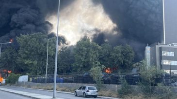 Fabrikada Yangın Özel Hastaneye Sıçradı