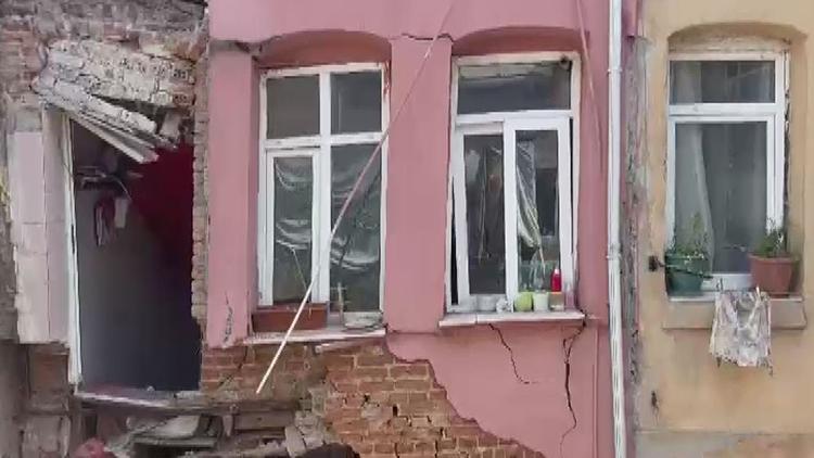 Fatih’te korku dolu anlar: 3 katlı binanın balkonu çöktü