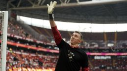 Fernando Muslera’dan Duygu Dolu Veda Mesajı: “Galatasaray’a Veda Etmiyorum Çünkü…”