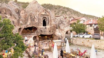 Frigler B&ouml;yle Eziyet G&ouml;rmedi: 3000 Yıllık Kaya Mezar Kafe Oldu