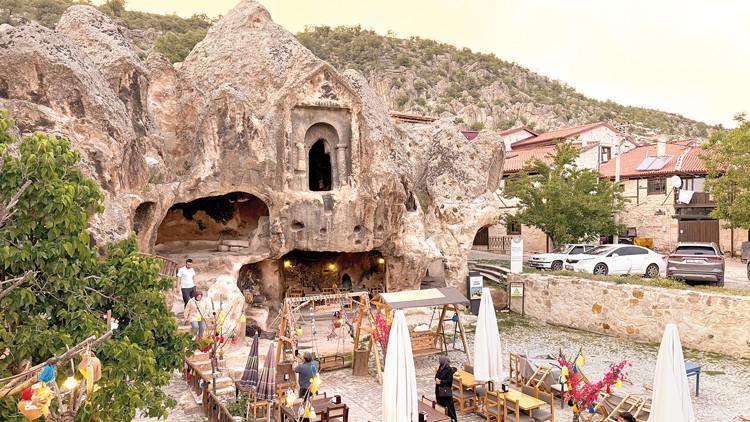 Frigler Böyle Eziyet Görmedi: 3000 Yıllık Kaya Mezar Kafe Oldu