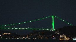 FSM Köprüsü Yeşil Renkte Işık Saçtı