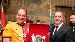 Galatasaray'ın Forması 406 Yıllık Manneken Pis Heykeline Giydirildi